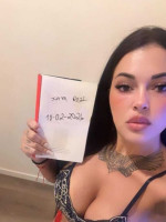 Sensual,cheirosa e muita extrovertida.