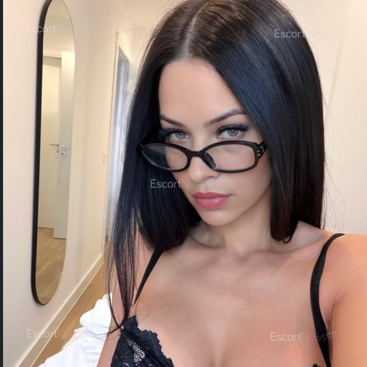 NICOLE HOT 