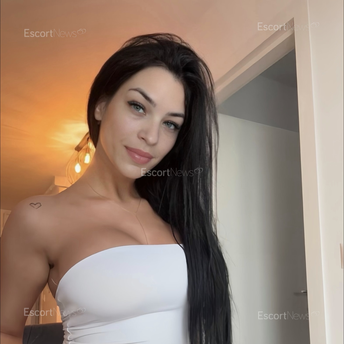 NICOLE HOT 