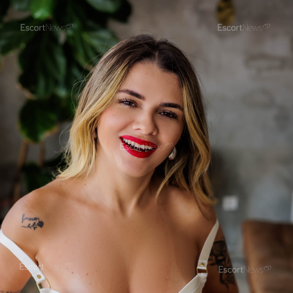 MELANIE HOT