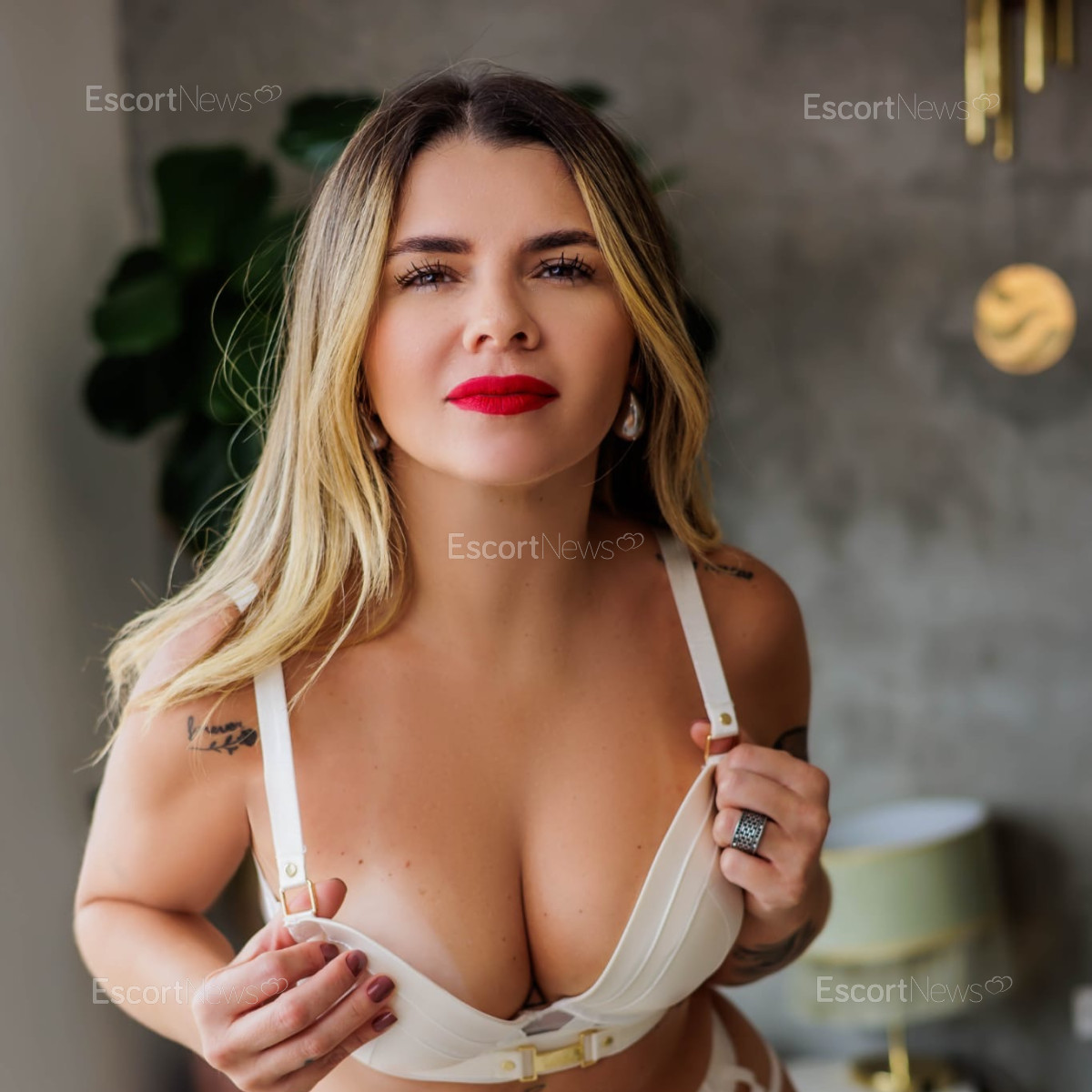 MELANIE HOT